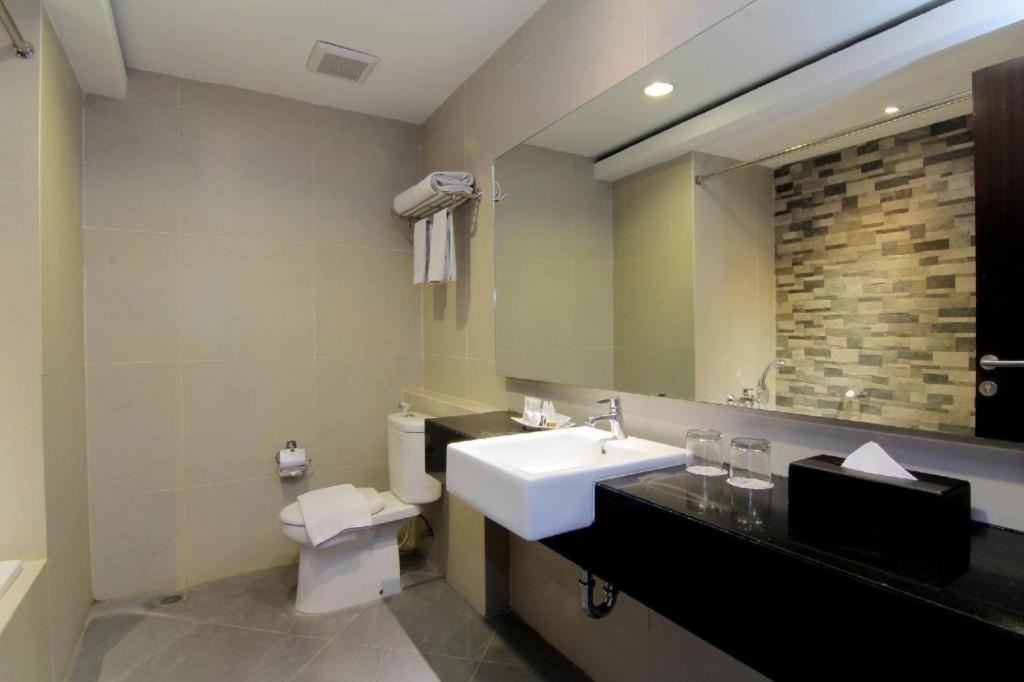 The Sun Hotel Madiun Exterior photo