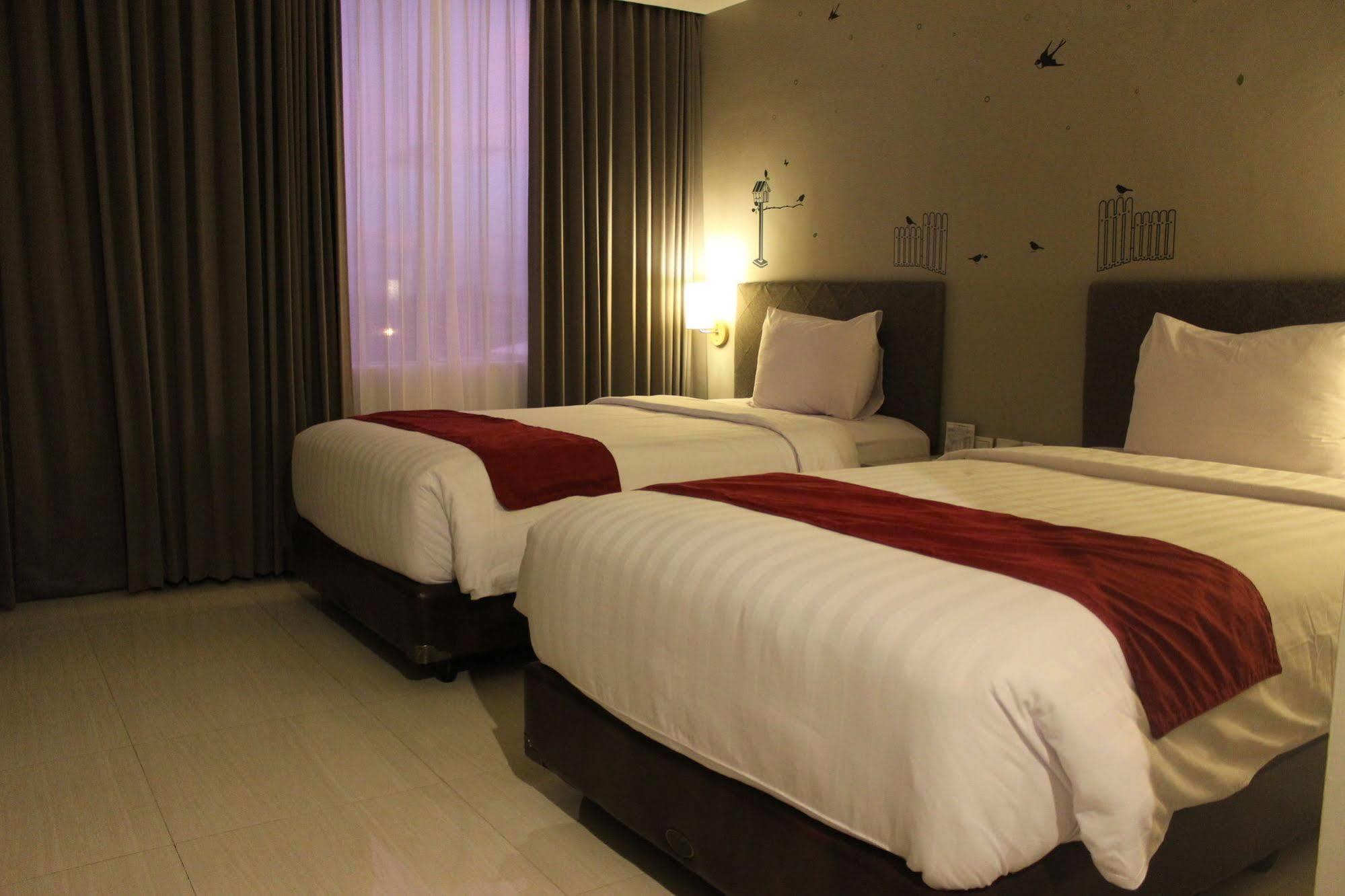 The Sun Hotel Madiun Exterior photo